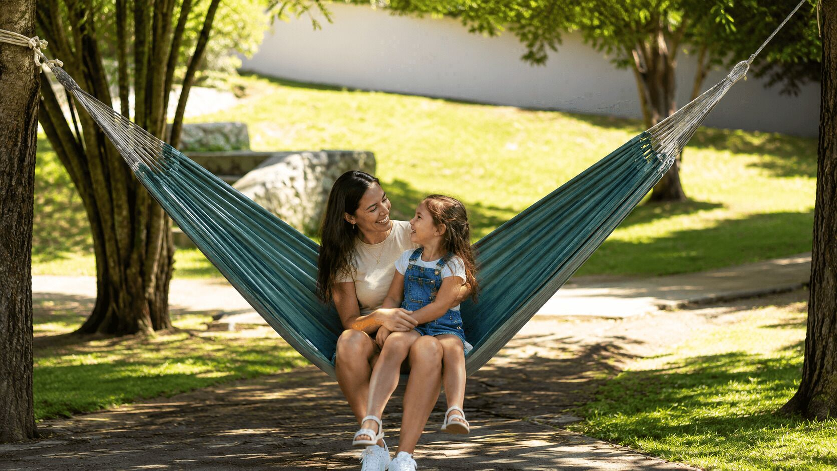 Uma rede esticada entre duas árvores em um parque.