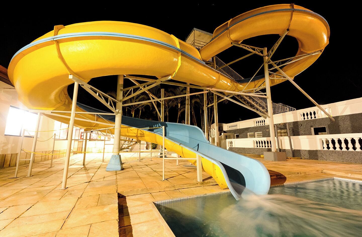 Piscina interna, 2 piscinas externas, guarda-sóis, espreguiçadeiras