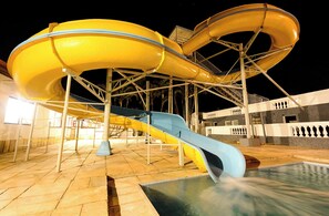 Piscine intérieure, 2 piscines extérieures, parasols, chaises longues
