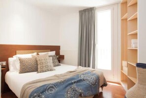 4 soverom, skrivebord, strykejern/-brett og reiseseng for barn