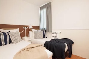 4 slaapkamers, een bureau, een strijkplank/strijkijzer, reisbedje