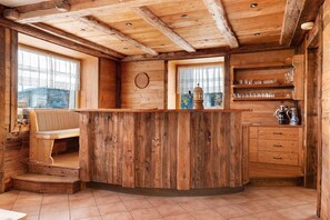 Interior - Studio Apartment 'Zolerhof Alpenrose' with Mountain View, Shared Terrace and Wi-Fi (Feldthurns)