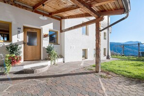 Terrace/patio - Studio Apartment 'Zolerhof Alpenrose' with Mountain View, Shared Terrace and Wi-Fi (Feldthurns)