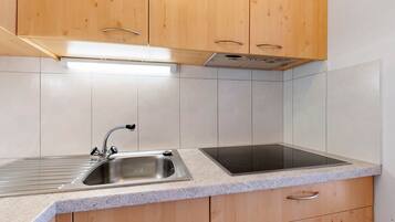 Fridge, stovetop, coffee/tea maker, electric kettle