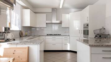 Frigorífic, placa de cuina, cafetera i tetera i bullidora elèctrica