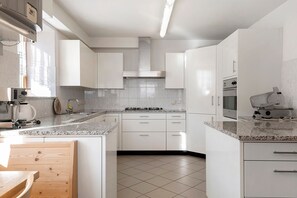 Frigorífic, placa de cuina, cafetera i tetera i bullidora elèctrica 