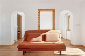 TV - Studio Apartment 'Zolerhof Alpenrose' with Mountain View, Shared Terrace and Wi-Fi (Feldthurns)