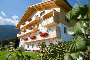 Exterior - Studio Apartment 'Zolerhof Alpenrose' with Mountain View, Shared Terrace and Wi-Fi (Feldthurns)