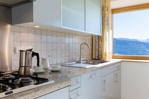 Frigorífico, horno, placa de cocina y lavavajillas