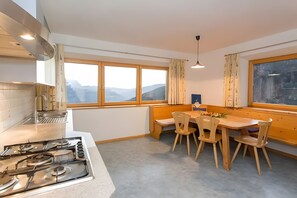 ثلاجة، فرن، موقد طهي مسطح، غسالة أطباق