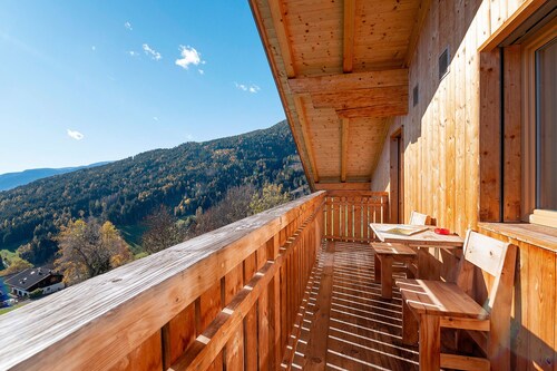 Appartement 'Zolerhof Arnika' avec vue sur la montagne, terrasse partagée et Wi-Fi