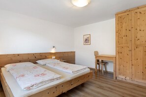 2 bedrooms, WiFi, bed sheets - Apartment 'Zolerhof Edelweiß' with Mountain View, Shared Terrace and Wi-Fi (Feldthurns)