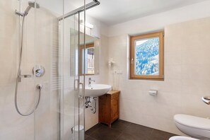 Douche, sèche-cheveux, serviettes fournies