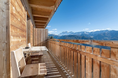 Outdoor dining. Apartment 'Zolerhof Edelweiß' with Mountain View, Shared Terrace and Wi-Fi