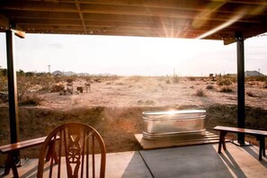 Outdoor dining - Motel California Midcentury Desert Stargazing Escape on 5 Acres (Homestead Valley)