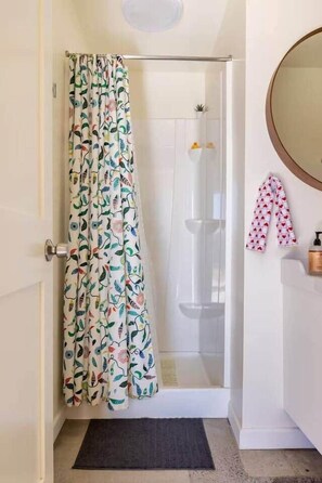 Shower - Motel California Midcentury Desert Stargazing Escape on 5 Acres (Homestead Valley)