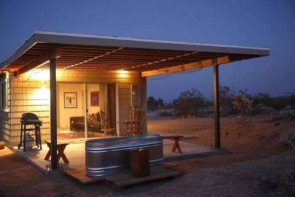 Terrace/patio - Motel California Midcentury Desert Stargazing Escape on 5 Acres (Homestead Valley)