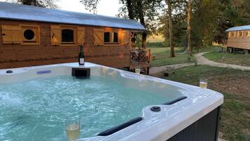 Banyera d'hidromassatge a l'aire lliure