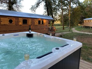 Bañera de hidromasaje al aire libre