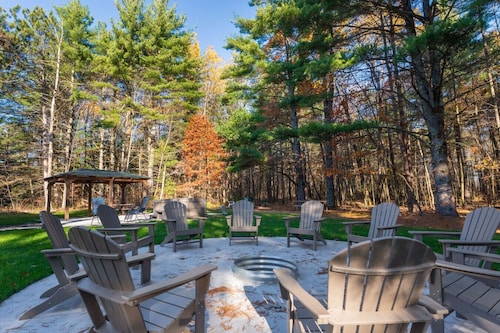 Lady Lake Retreat on Cavanaugh Bay w/Hot Tub&Sauna
