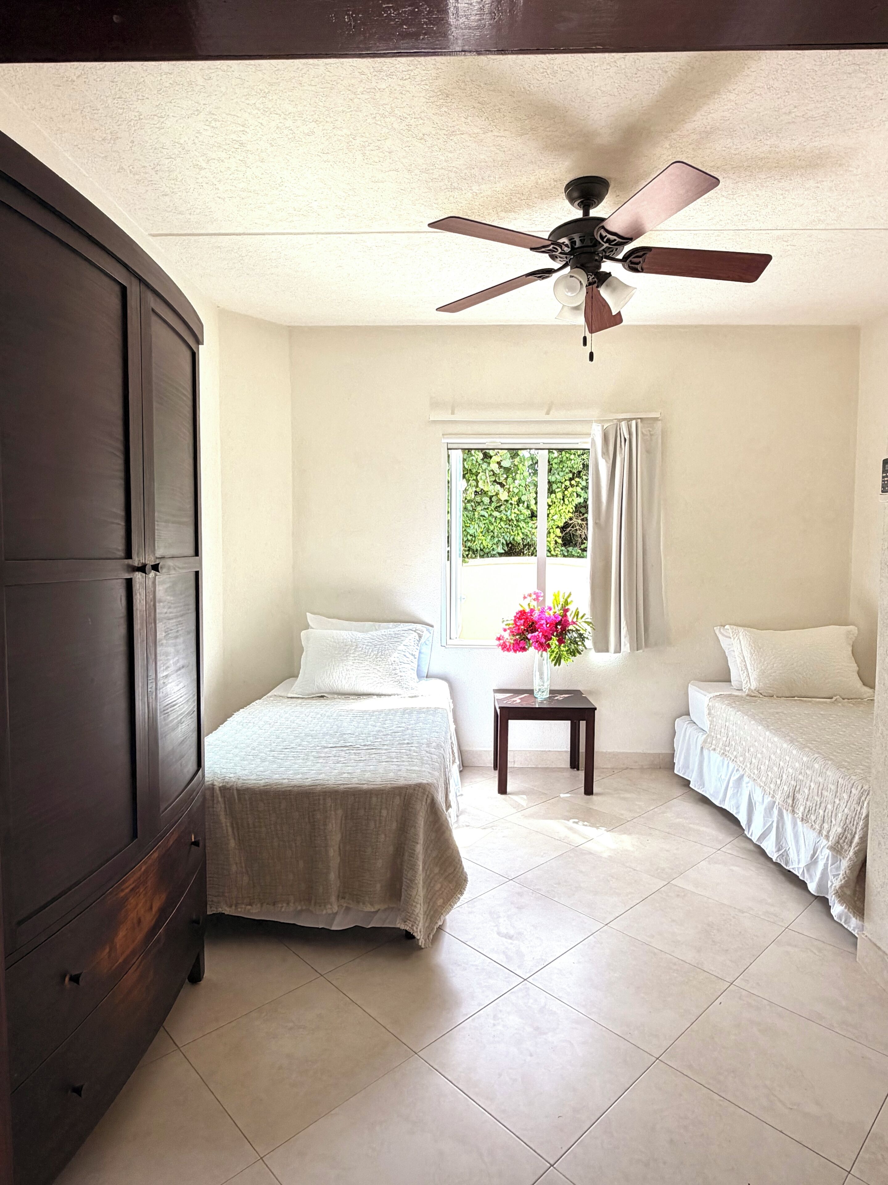 3 soverom, safe på rommet, strykejern/-brett og reiseseng for barn