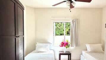 3 chambres, coffres-forts dans les chambres, fer et planche Ă repasser