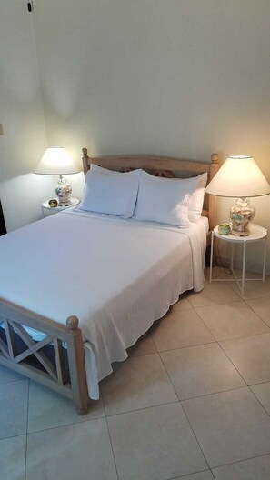 3 bedrooms, in-room safe, iron/ironing board, travel cot - Marvelous 3-bedroom Apartment in Villa, Beautiful Pool, Steps from Surf & Ocean (Atlantic Shores)