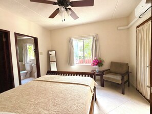 3 makuuhuonetta, tallelokero huoneessa, silitysrauta/-lauta