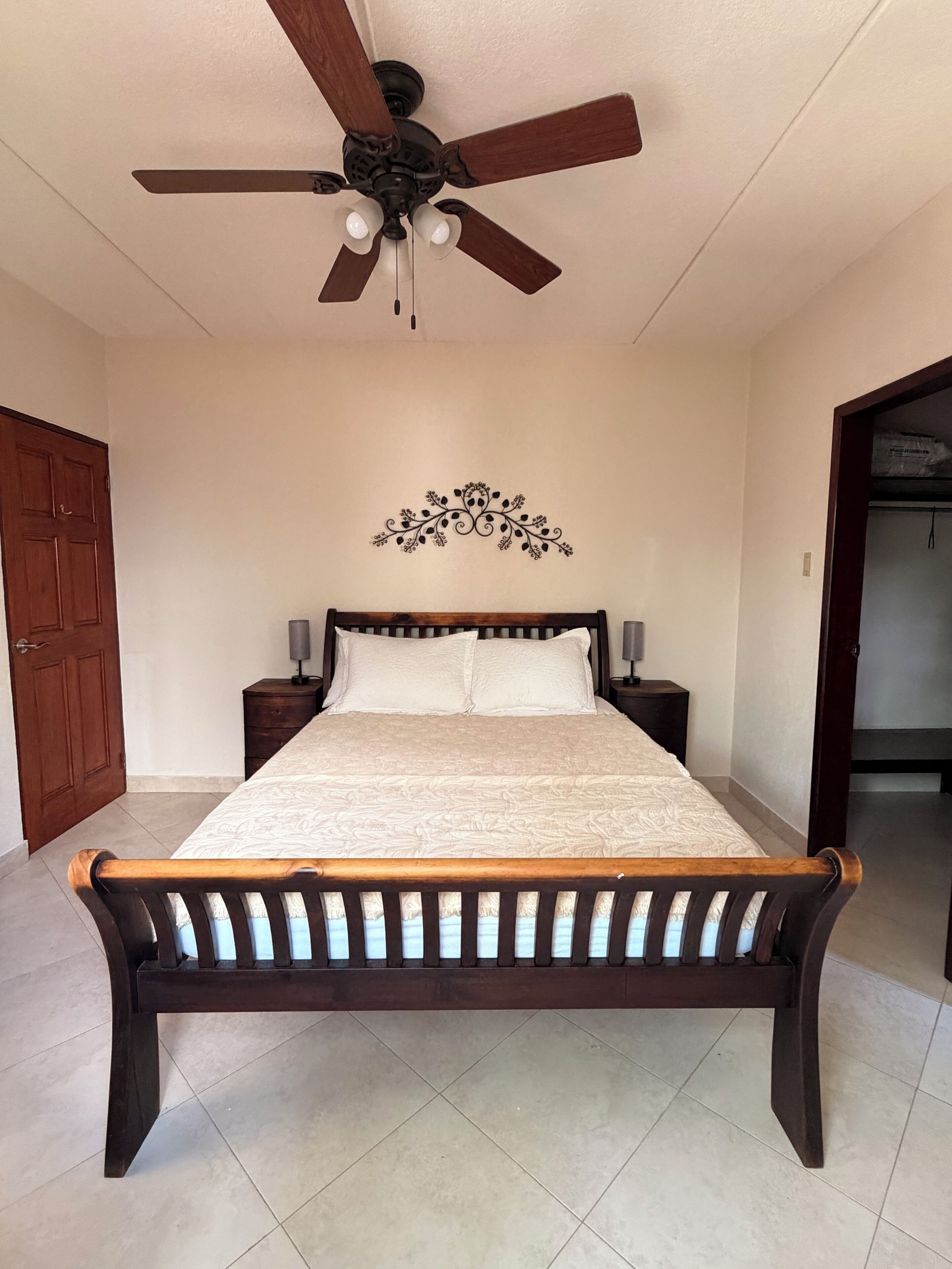 3 dormitorios, caja fuerte, tabla de planchar con plancha