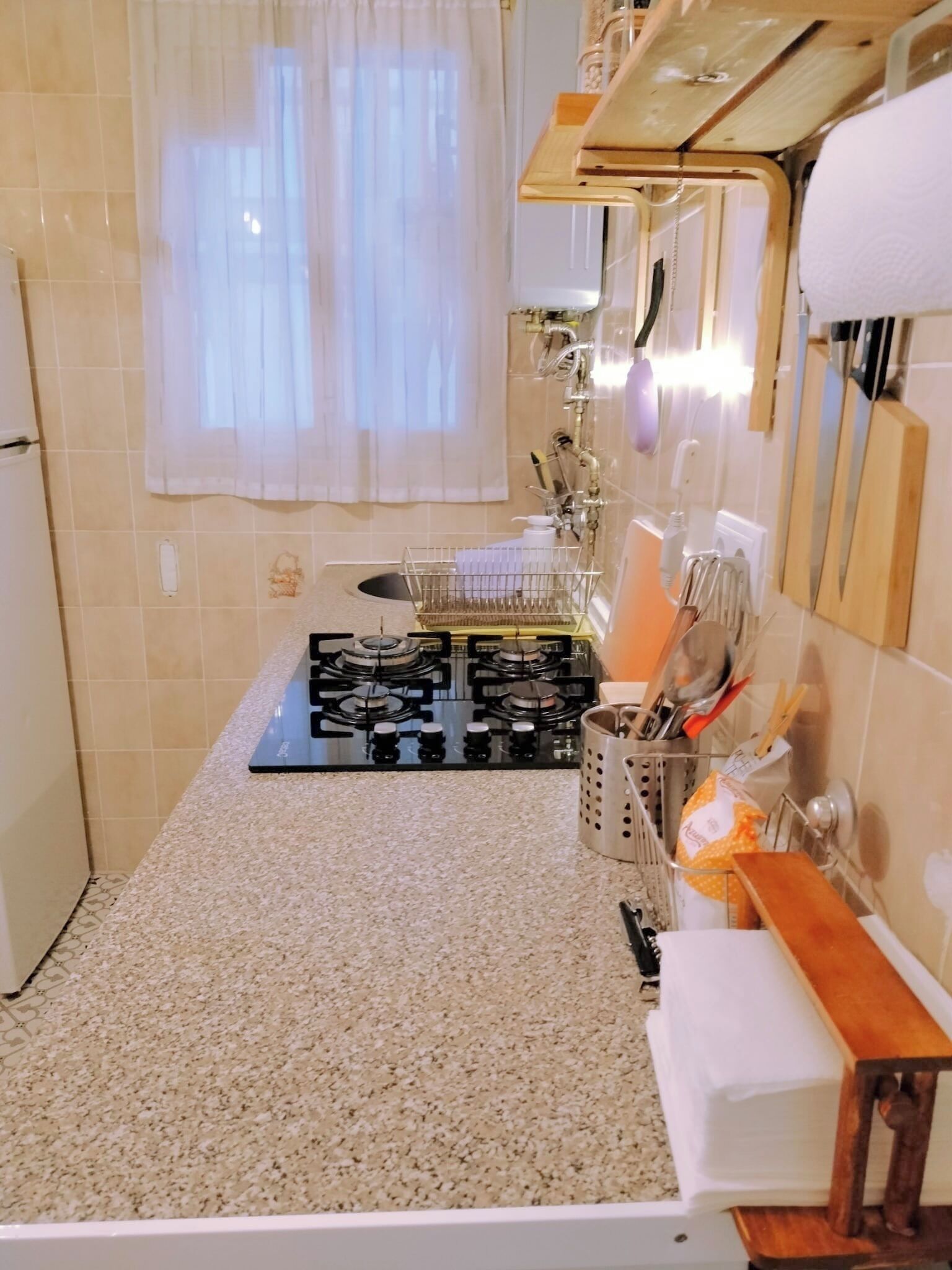 Frigorífico, microondas, placa de cocina y cafetera o tetera