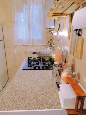 Réfrigérateur, micro-ondes, plaque de cuisson, cafetière/bouilloire