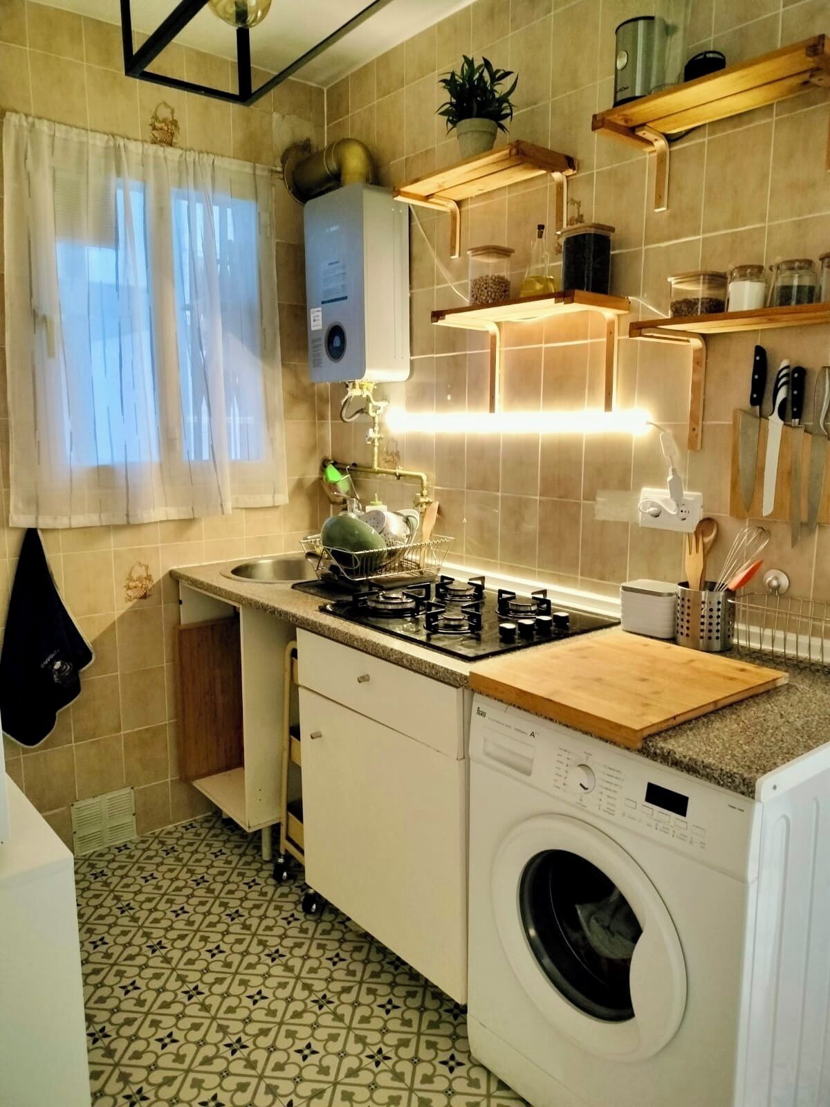 Frigorífico, microondas, placa de cocina y cafetera o tetera