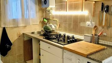 Réfrigérateur, micro-ondes, plaque de cuisson, cafetière/bouilloire