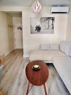 Een smart-tv en boeken