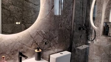 Een haardroger, handdoeken, zeep, shampoo