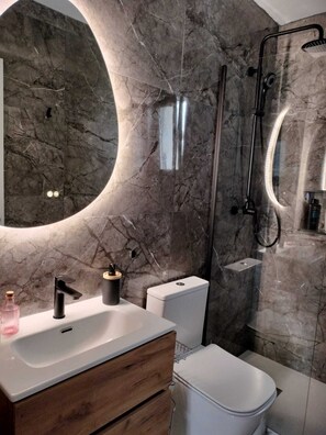 Asciugacapelli, asciugamani, sapone, shampoo