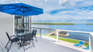 Casa, varias camas (Club 205 At Bayview) | Restaurante al aire libre