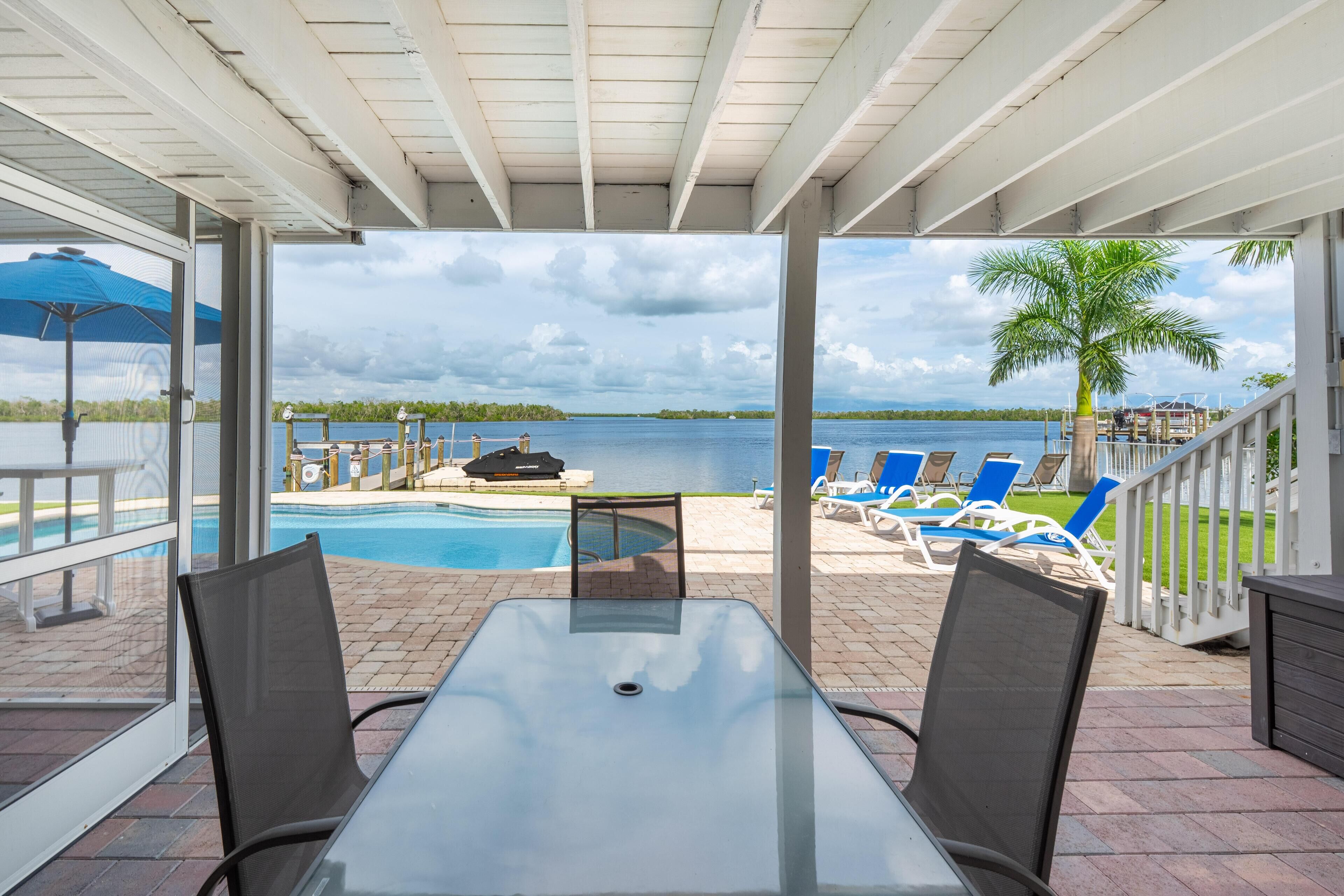 Casa, varias camas (Club 205 At Bayview) | Restaurante al aire libre