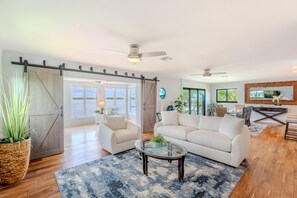 Living area - Club 205 At Bayview (Fort Myers Beach)