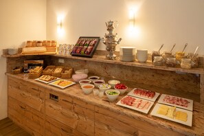 Free daily buffet breakfast  - APIPURA hotel rinner (Renon)