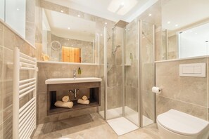 Chambre quadruple familiale, balcon, vue sur le jardin | Salle de bain | Douche, séchoir à cheveux, serviettes fournies, papier de toilette