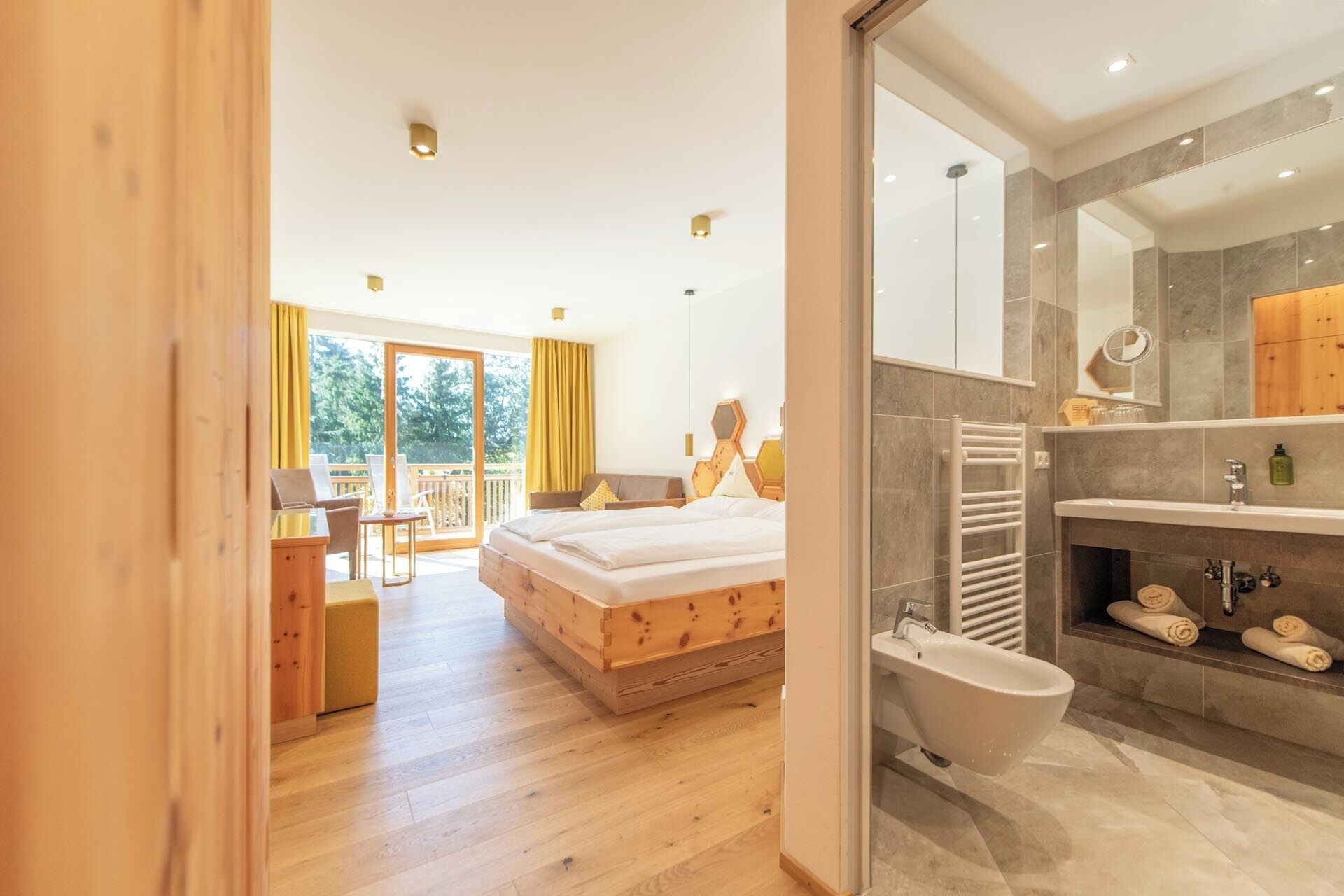 ห้องแฟมิลี่สำหรับสี่ท่าน, ระเบียง, วิวสวน | เครื่องนอนป้องกันสารก่อภูมิแพ้, ตู้นิรภัยในห้องพัก, ผ้าม่านกันแสง