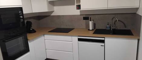 Een microgolfoven, een oven, een kookplaat, een vaatwasser