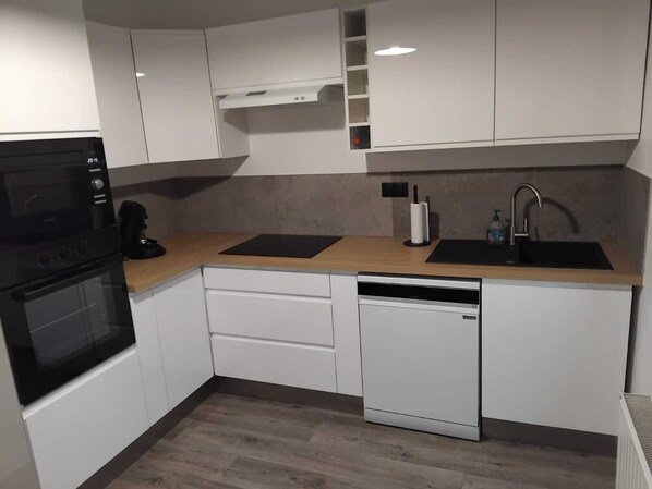 Mikrowelle, Ofen, Herdplatte, Geschirrspüler