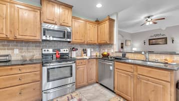 Een koelkast, een magnetron, een oven, een kookplaat