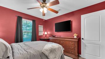 Een strijkplank/strijkijzer, reisbedje, gratis wifi, beddengoed