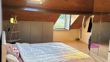 2 makuuhuonetta, silitysrauta/-lauta, vauvan matkasänky, ilmainen Wi-Fi