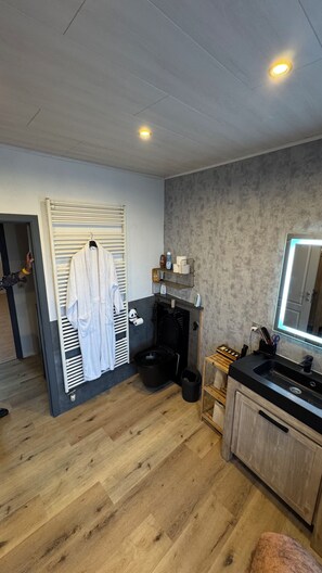 Shower, jetted bath, hair dryer, towels - Vacation Home in Tubize (TUBIZE)