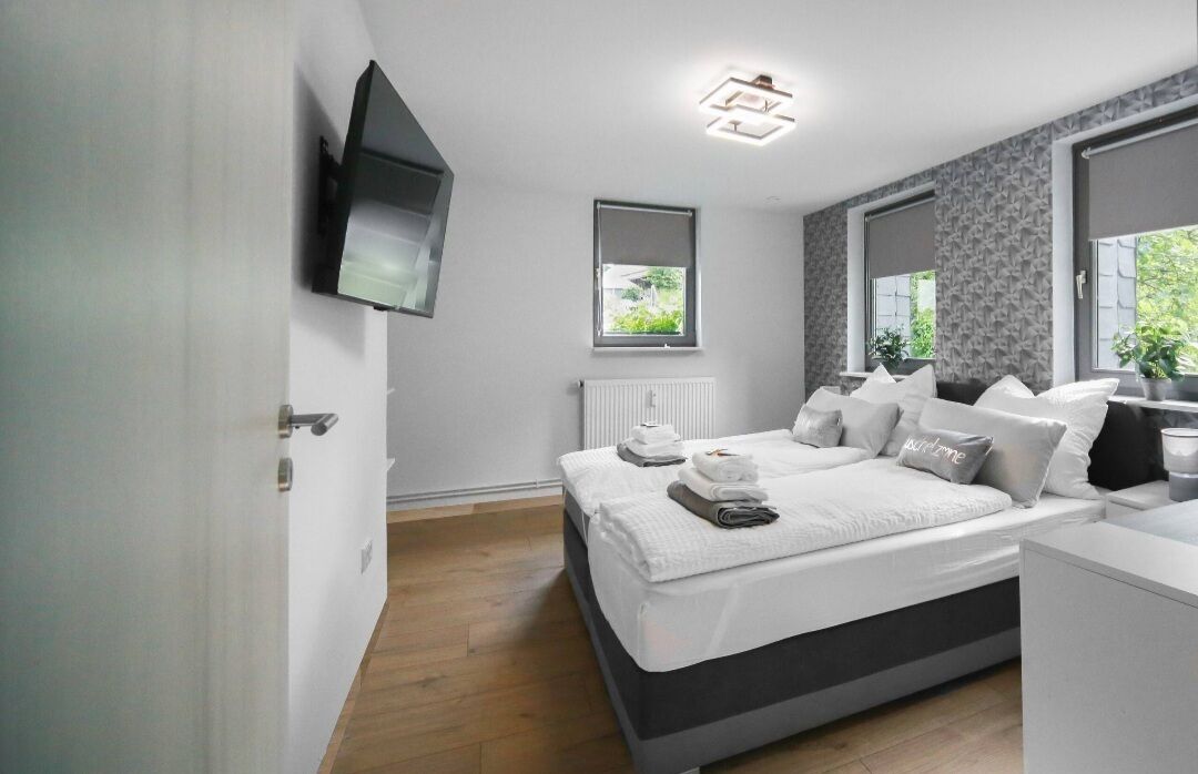 2 bedrooms, desk, iron/ironing board, travel crib