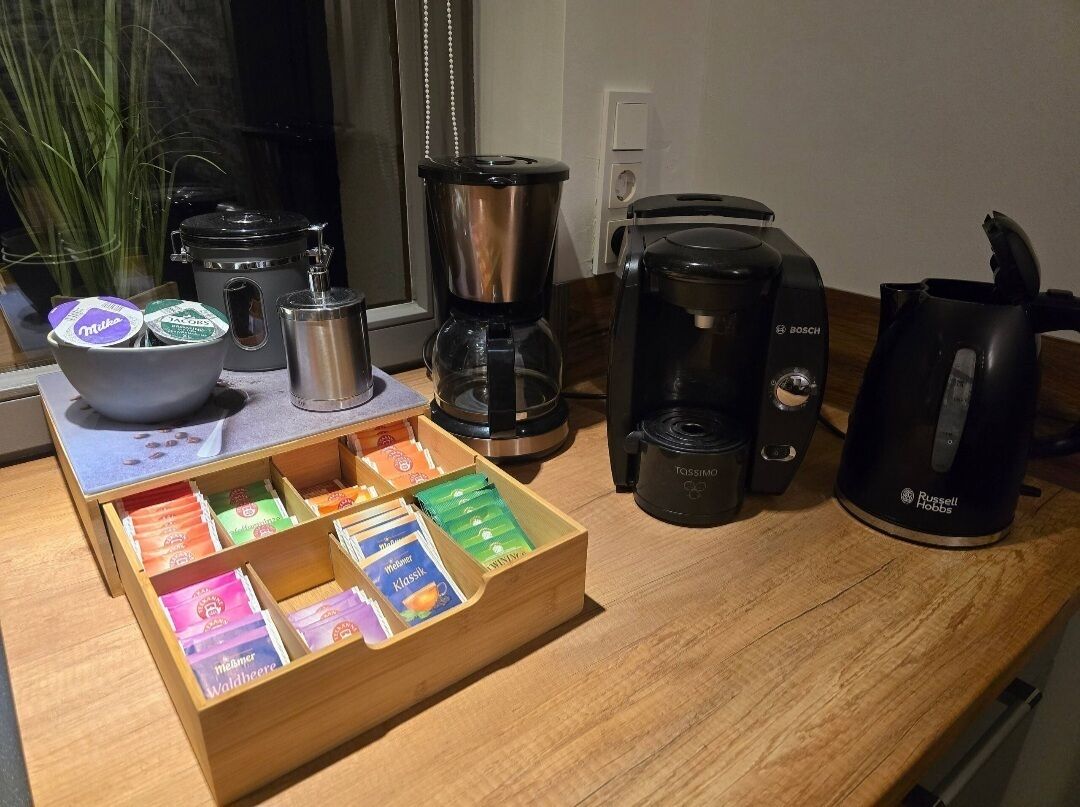 Una estación de café con diversos equipos de preparación y cápsulas.